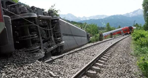 Descarrilamiento de tren deja al menos 4 muertos y 60 heridos en Alemania
