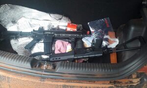 Abandonan un automóvil con réplicas de armas automáticas en Mallorquín – Diario TNPRESS
