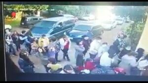 Chocó a 11 personas frente a una escuela