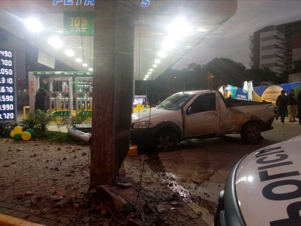 Quedó dormido al volante y chocó contra una columna de la Ande | 1000 Noticias