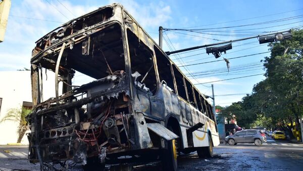 Bus se incendia tras chocar contra un automóvil en Asunción