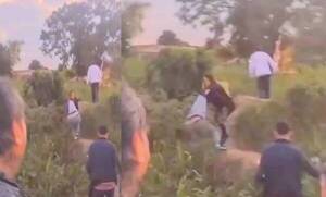 Crónica / [VIDEO] Karina Doldán empujó del puente a su ména