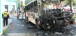 Un colectivo chocó y se incendió por completo. Pasajeros se salvaron