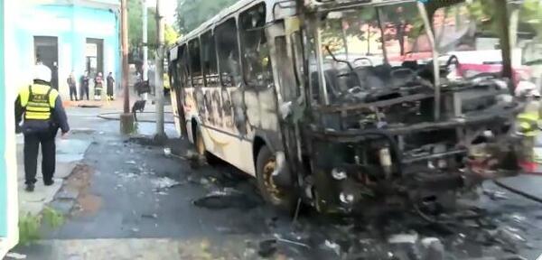 Un colectivo chocó y se incendió por completo. Pasajeros se salvaron