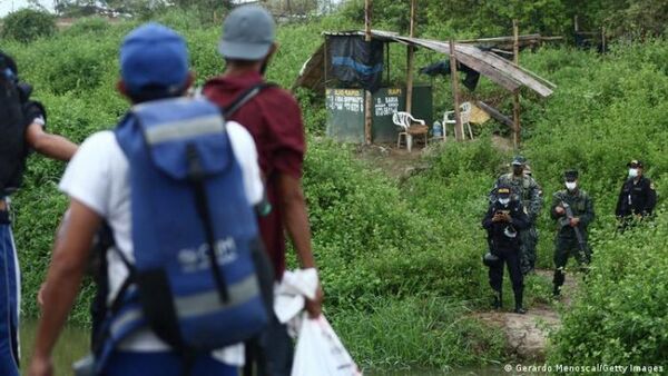 Ecuador otorgará amnistía y regularizará a migrantes de Venezuela