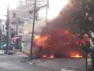 Diario HOY | Choque de colectivo y automóvil termina en incendio