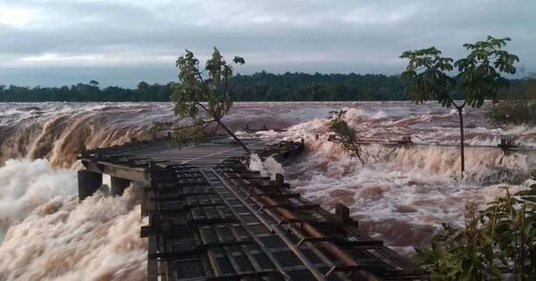 La Nación / Cierran circuito “Garganta del Diablo” a causa de la extrema crecida del río Iguazú