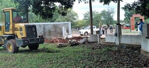 En época electoral, vecinos y ediles liberales “toman por asalto” predio del IPS y abren una calle con ordenanza populista – La Mira Digital