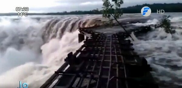 ¡Impresionante! Crecida del río Iguazú obliga a cerrar el circuito turístico en las Cataratas | Noticias Paraguay