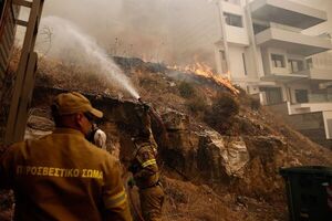 Un gran incendio en las afueras de Atenas alcanza casas y obliga a evacuar - Mundo - ABC Color
