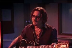 Johnny Depp reaparece y vuelve a demostrar sus habilidades con la guitarra