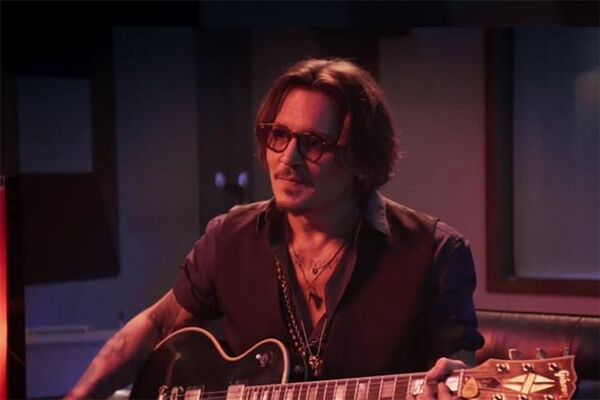 Johnny Depp reaparece y vuelve a demostrar sus habilidades con la guitarra