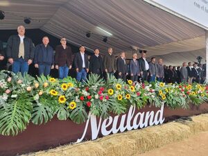 Neuland celebra su aniversario 75 con presencia de autoridades