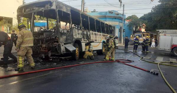 La Nación / Colectivo se incendió completamente tras chocar contra vehículo en Asunción