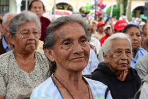 Pensión que reciben adultos mayores es intransferible, advierte Hacienda