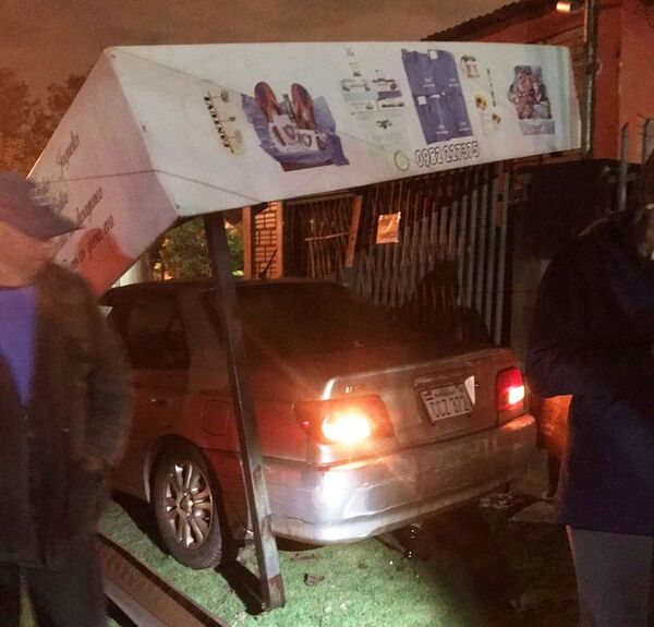 Conductor ebrio atropelló una vivienda en Hernandarias - ABC en el Este - ABC Color