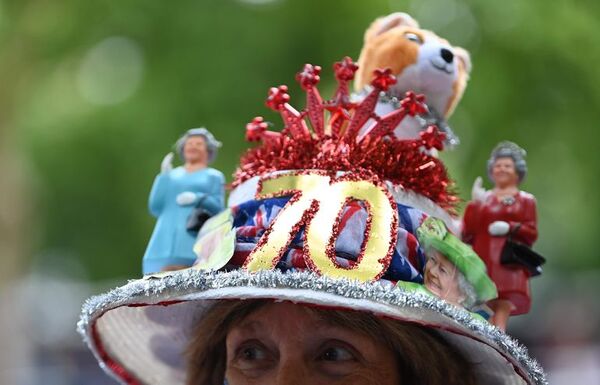 Isabel II inaugura el concierto tomando el té con el oso Paddington - Mundo - ABC Color