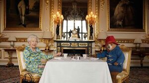 Isabel II inaugura concierto tomando el té con el oso Paddington