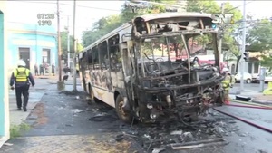 Bus terminó en llamas tras impactar contra otra unidad - SNT