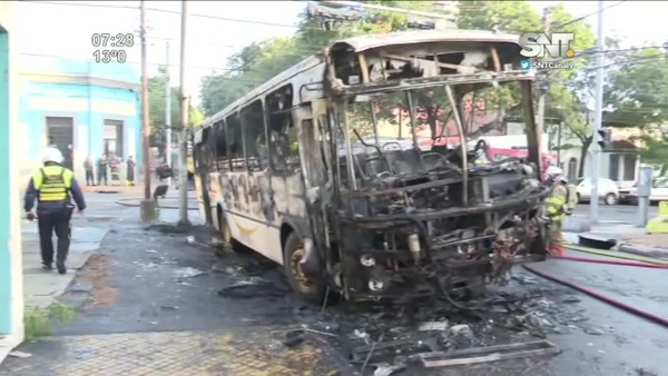 Bus terminó en llamas tras impactar contra otra unidad - SNT