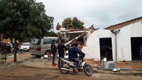 Conductor alcoholizado choca y derrumba una peluquería en Caazapá