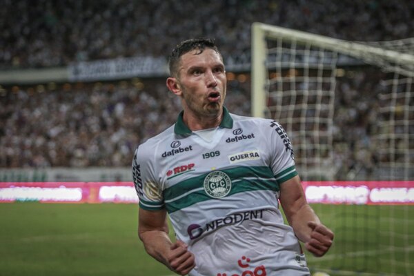 El Coritiba de Morínigo rescata un empate con un golazo de Adrián Martínez