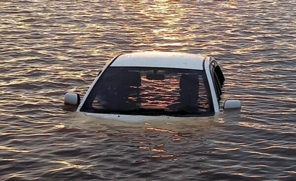Hallan vehículo sumergido en la costanera de Ciudad del Este