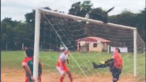 Ganaron el partido con el pase de un cuervo