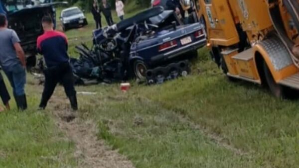 Dos fallecidos en violento choque entre un auto y un camión cisterna