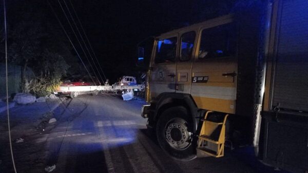 Conductor queda herido tras chocar contra una columna de la ANDE
