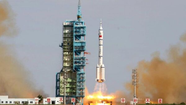 China lanza con éxito nueva nave tripulada hacia su estación espacial