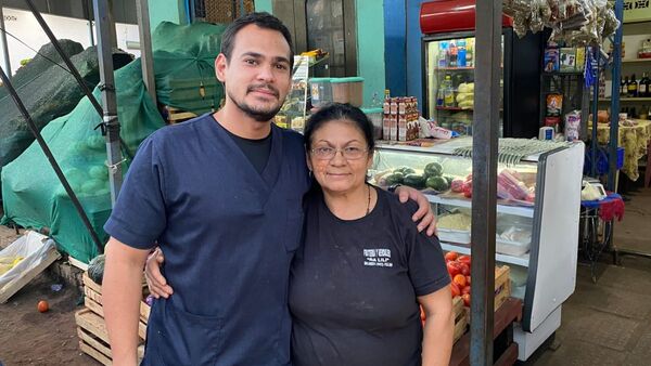 Su mamá verdulera lo hace estudiar: su sueño es ver triunfar a su hijo