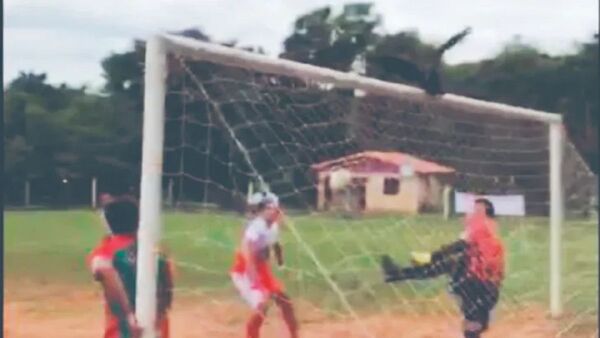 El "pase gol" de un cuervo en el fútbol de Yaguarón