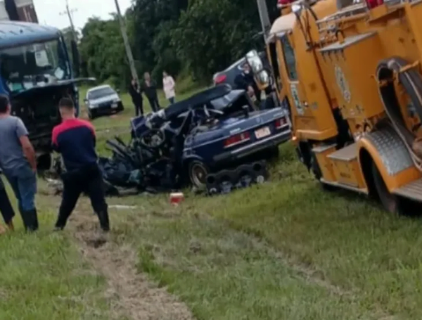 Dos fallecidos en violento choque entre un auto y un camión cisterna - Noticiero Paraguay