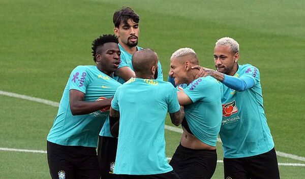 Moquete entre Vinicius y Richarlison en entrenamiento de Brasil