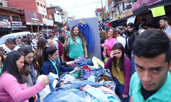 Larissa Riquelme, de compras por el Mercado 4
