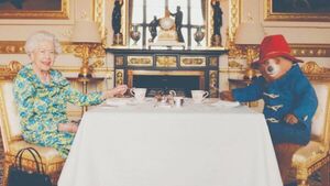 La Reina Isabel tomó el té con un famoso oso