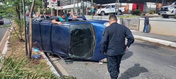 Crónica / [VIDEO] Accidente sobre Mariscal López dejó auto con ruedas para arriba