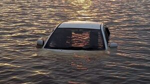 Policía reporta hallazgo de un vehículo en el lago Acaray