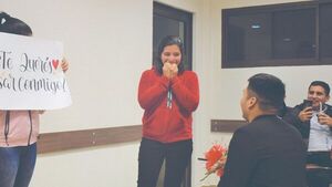 Le propuso matrimonio a su compañera en la sala de clases