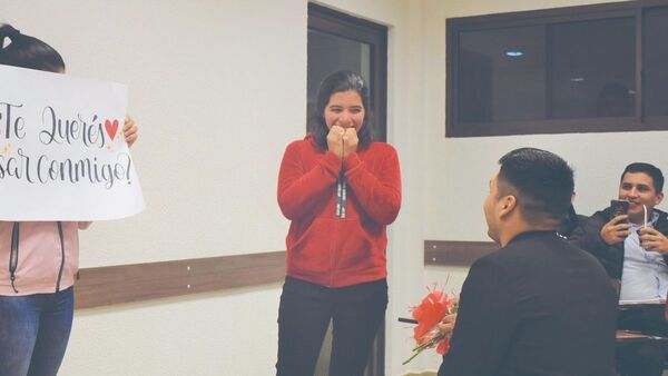 Le propuso matrimonio a su compañera en la sala de clases