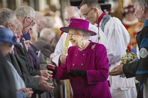 Un saludo de Isabel II junto a los futuros reyes culmina el Jubileo - Mundo - ABC Color
