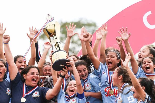 Fútbol Femenino: Resistencia se quedó con el título de la Sub 18 - Fútbol - ABC Color