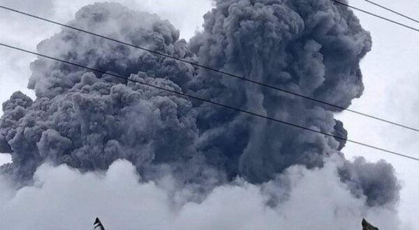 Erupciona el volcán filipino Bulusán con una columna de ceniza de un kilómetro de altura