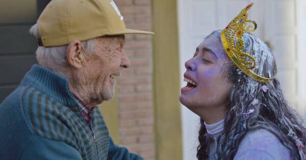La Nación / Viral emotivo: se graduó como sicóloga y se lo dedicó a su abuelo