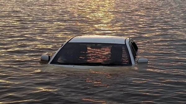 Encuentran un vehículo en aguas del Acaray - PARAGUAYPE.COM