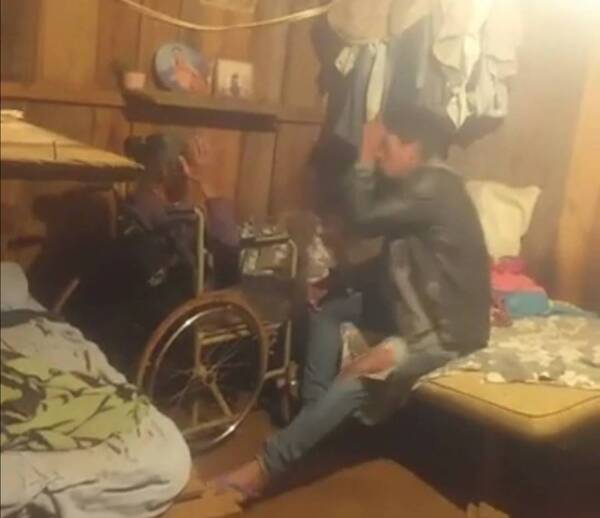 Crónica / [VÍDEO] Maltrató a su mamá en su silla de ruedas, lo graban y la Policía lo lleva preso