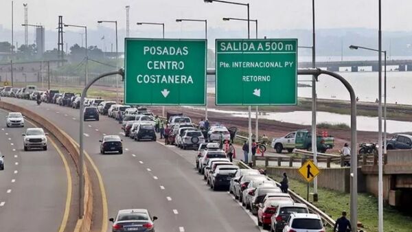 Extensas filas de vehículos para el cruce desde Posadas a Encarnación