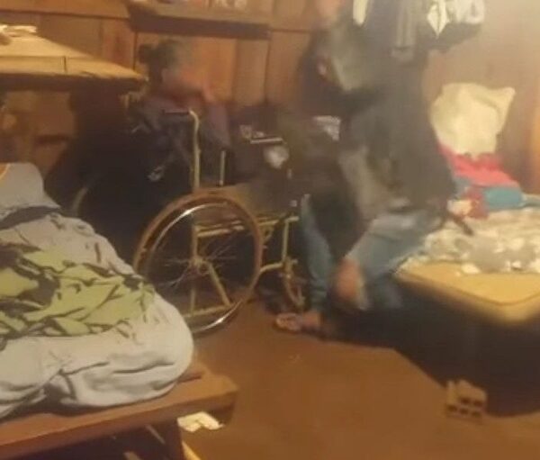 Infeliz fue detenido por maltratar a su madre en silla de ruedas (VIDEO)