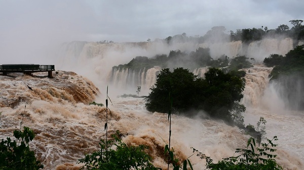 Las Cataratas del Yguazú están con un caudal siete veces mayor al normal - La Clave